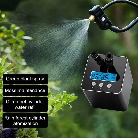 Botol spray bertekanan menyemprotkan butiran kabut air halus ke dalam mulut toples terarium sebelum tutup gabus dipasang kembali.